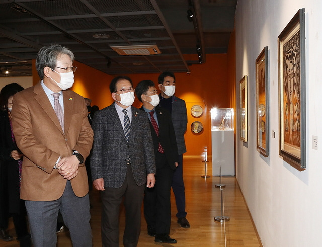 18일 전북 정읍시립미술관에서 열린 '피카소와 동시대 화가, 정읍에서 사랑에 빠지다'를 주제로 특별전시회 개회식 후 유진섭 정읍시장(왼쪽 첫번째)과 조상중 시의장(왼쪽 두번째)을 비롯한 관계자들이 작품을 감상하고 있다. *재판매 및 DB 금지