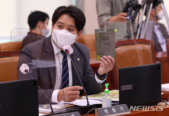 [서울=뉴시스] 김선웅 기자 = 전용기 더불어민주당 의원.  (공동취재사진) 2020.10.12. photo@newsis.com