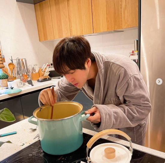 Actor Jang Keun-suk reveals relaxed routineJang Keun-suk left a picture on his SNS on the 18th with an article entitled #yamechef Focus to seeed country.In the photo, Jang Keun-suk looks seriously at the pot in his comfortable attire, with a warm-hearted look from Jang Keun-suk.The constant handsome Jang Keun-suk features capture the Sight.His kitchen interiors, well-organized with neat tones as well as Jang Keun-suk, were also glowing.Many people were interested in The Kitchen, which has a neat personality of Jang Keun-suk.Jang Keun-suk has been in fan meetings abroad since last year.