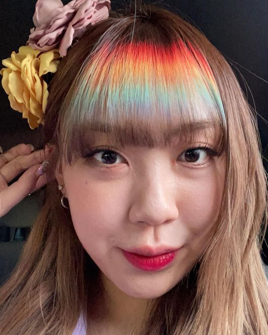Rapper Lee Young showed off his ever more beautiful visuals.On the afternoon of the 18th, Lee Young posted several selfies on his personal SNS, saying, I put flowers in. Come closer.Lee Young added, It is too close ... Jisongtsu and laughed at the audience.Lee Young in the photo is wearing a flower decoration on his head with his bangs dyed in rainbow color.Lee Young has renewed Leeds with a clear eye and red lip, and a close-up but humiliating Beautiful look.The fans who watched this are also communicating with Lee Young, leaving comments such as I want to see closer, I can take a nostril, I have a half face and My face is the best.Meanwhile, Lee Young recently appeared on MBC What do you do when you play?Lee Young SNS