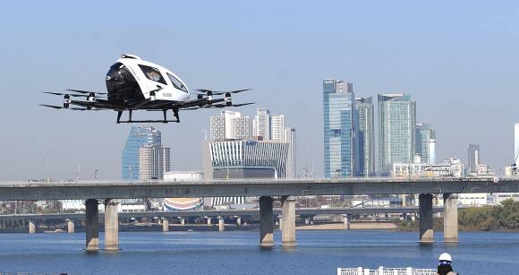 11일 서울시와 국토교통부 주최로 서울 여의도 한강공원 물빛무대에서 열린 도심항공교통(UAM) 실증비행 행사에서 중국 이항사의 2인용 드론택시 ‘EH216’ 기체가 한강시민공원(마포대교 남단) 부근 상공을 선회하고 있다. 이번에 선보인 시범비행 기체는 적재중량 22Kg, 최대속도 130km/h, 최대고도 3,000m이다. 2020.11.11.오장환 기자 5zzang@seoul.co.kr