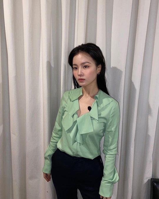 Singer Lee Hi has revealed the latest.Lee Hi posted several photos on his Instagram on the 17th.Lee Hi, who is in the public photo, is wearing a mint blouse with a more weightless figure and poses in various poses. His distinctive features, veil-like jawline, and sleek body line stand out.Lee Hi caught the eye by radiating a mature, chic atmosphere.Meanwhile, Lee Hi recently appeared on JTBC entertainment program Begin Again Open Mike.Photo Lee Hi SNS