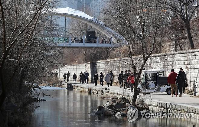 절기상 우수…청계천 산책 즐기는 시민들 (서울=연합뉴스) 임헌정 기자 = 절기상 눈이 녹아 비가 된다는 우수(雨水)인 18일 서울 중구 청계천에서 시민들이 산책하고 있다.       기상청은 금요일인 19일 전국이 대체로 맑은 가운데 낮부터 대부분 지역의 기온이 10도 안팎으로 오르면서 추위가 한풀 꺾이겠다고 예보했다. 2021.2.18 kane@yna.co.kr