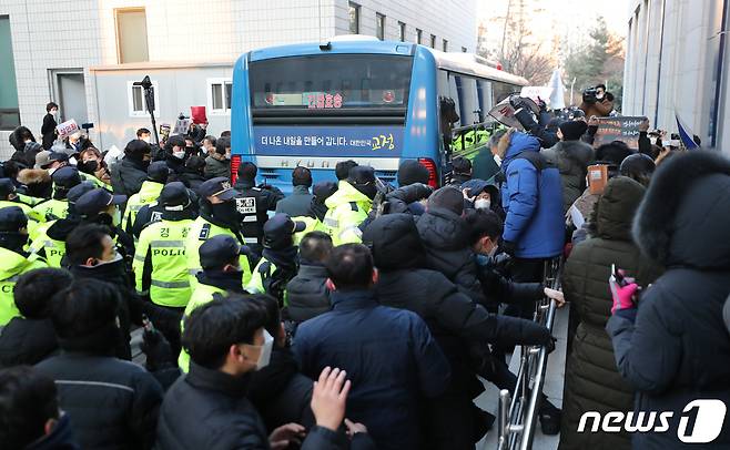 정인양을 입양한 후 수개월간 학대해 사망에 이르게 한 혐의를 받는 양모 장모씨가 17일 오후 서울 양천구 서울남부지방법원에서 열린 아동복지법위반(아동유기‧방임) 등 2차 공판기일을 마치고 호송차로 법원 청사를 나서자 시민들이 길을 가로막고 있다. 2021.2.17/뉴스1 © News1 이성철 기자