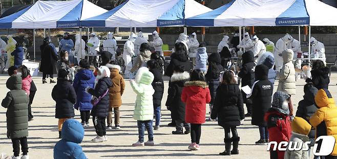 18일 오전 울산시 중구 한 초등학교 운동장에 마련된 임시 선별진료소에서 1~4학년 학생들과 교직원 등을 대상으로 신종 코로나바이러스 감염증(코로나19) 전수 검사가 이뤄지고 있다. 이 학교 급식종사자 5명이 코로나19 확진 판정을 받았다. 2021.2.18 /뉴스1 © News1 윤일지 기자