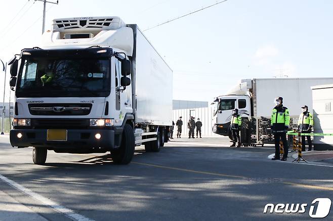 작년 12월19일 오전 경북 안동시 풍산읍 SK바이오사이언스 공장에서 실시된 코로나19 백신 수송 모의훈련에서 백신 수송 차량이 군과 경찰의 호위를 받으며 공장을 빠져나오고 있다. (독자 제공) 2021.2.19/뉴스1 © News1 최창호 기자