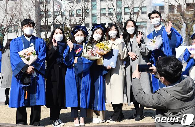 19일 졸업식을 가진 부경대 졸업생들.(부경대 제공)© 뉴스1