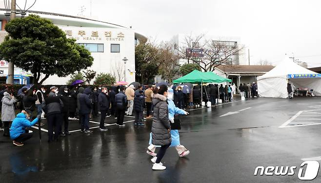 16일 오전 제주보건소 앞 도로가 신종 코로나 바이러스 감염증(코로나19) 검사를 받으러 온 시민들로 붐비고 있다.2020.12.16/뉴스1 © News1 오미란 기자