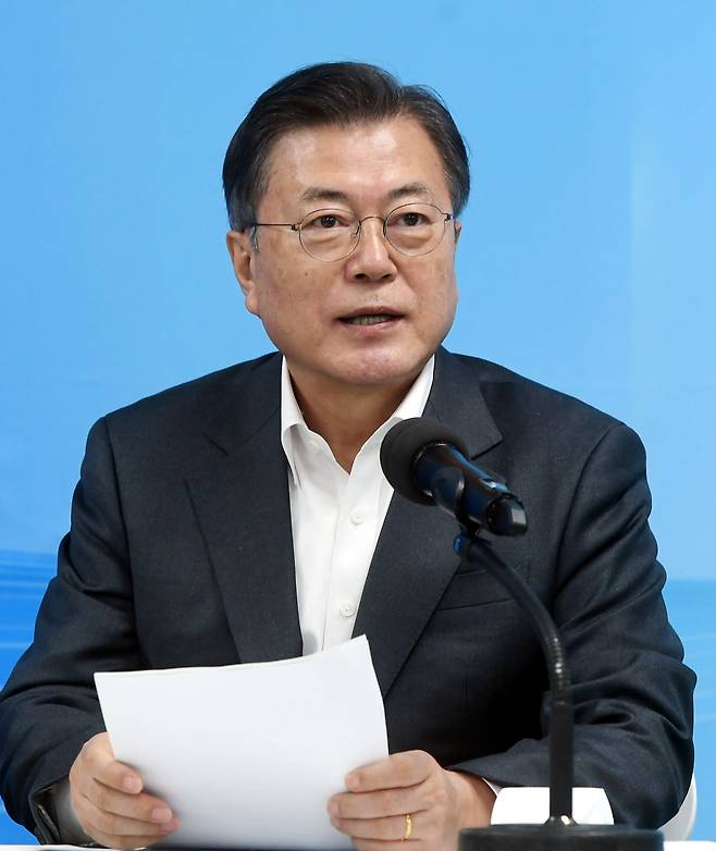 취임 초기에 세금 중과를 통해 부동산 수요 억제책을 쓰다가 부동산 가격이 여전히 오르자 최근 공급 확대책을 내놓은 문재인 대통령. 사진은 지난 18일 전북 군산시 코로나19 백신접종용 주사기 생산시설을 방문해 발언하는 모습./연합뉴스