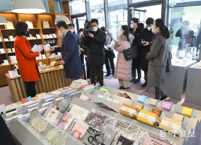 서정협 서울시장 권한대행(왼쪽에서 두 번째)이 18일 오전 동작구에 있는 국내 최대 여성 창업공간 ‘스페이스 살림’을 방문해 입주
 기업들의 대표 상품을 모아둔 홍보관을 둘러보고 있다. 현재 시범 운영 중인 이 시설은 97곳의 여성 스타트업이 입주해 있으며, 
29곳을 추가로 모집해 올 상반기 내 개관할 예정이다. 원대연 기자 yeon72@donga.com