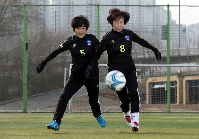 김정희(오른쪽), 박경애씨가 서울 송파구 축구장에서 연습을 하고 있다.