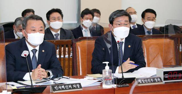 전해철 행정안전부 장관이 17일 서울 여의도 국회에서 열린 행정안전위원회 전체회의에서 의원의 질의에 답하고 있다. 뉴시스