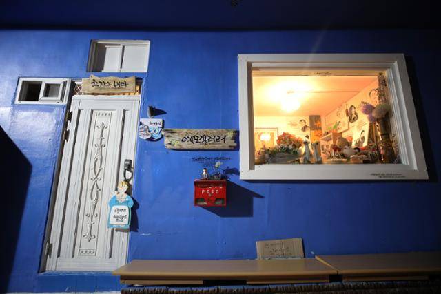 파란 2층집 ‘촌장과 바다’는 예술갤러리이자 인증사진 명소다. ⓒ박준규