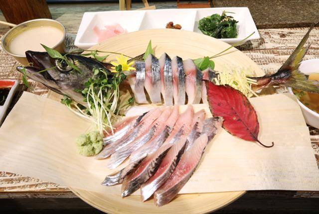 '달뜨네' 식당의 고등어초회. 맛뿐만 아니라 데코레이션이 예술이다. ⓒ박준규