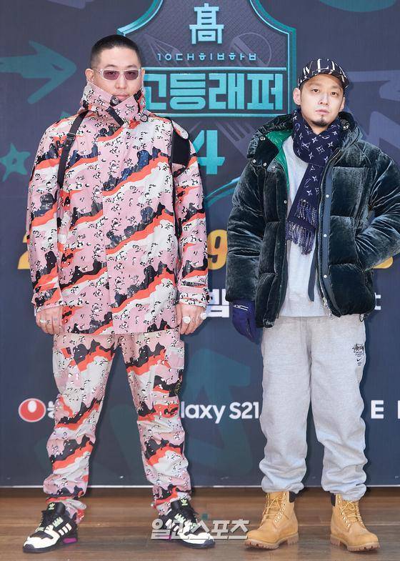 가수 염따, 더콰이엇이 19일 오전 온라인 생중계로 진행되는 Mnet ‘고등래퍼4’ 제작발표회에 참석해 포토타임을 갖고 있다. ‘고등래퍼’는 국내 최초 고교 랩 대항전으로 시즌4는 최정상급 뮤지션의 멘토 참여로 리스너들의 관심을 모으고 있다. 19일 첫방송. 〈사진제공=CJENM〉