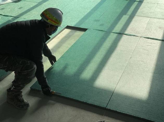 건설사 직원이 아파트 바닥에 차음재를 시공하고 있다. / 자료=롯데건설