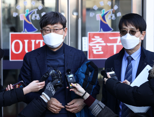 김재윤(왼쪽) 세화고 교장과 고진영 배재고 교장이 판결 직후 취재진의 질문에 답하고 있는 모습. 연합뉴스