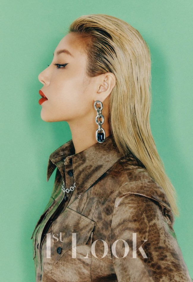 A picture featuring Singer Yubins BOSS charm has been released.First Impressions, Feb. 19Is a solo picture of Singer Yubin that appeared in No. 213.In this photo, which was held under the theme of BOSS, you can get a glimpse of the charismatic charm of Yubin, the villain of PERFUME and CEO of Le Entertainment.In particular, Yubin attracted the attention of viewers by showing overwhelming styling from intense leather costumes, red lip, blue eye shadow to strong impression hairstyle.