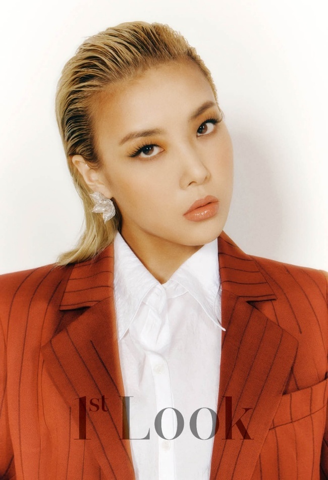 A picture featuring Singer Yubins BOSS charm has been released.First Impressions, Feb. 19Is a solo picture of Singer Yubin that appeared in No. 213.In this photo, which was held under the theme of BOSS, you can get a glimpse of the charismatic charm of Yubin, the villain of PERFUME and CEO of Le Entertainment.In particular, Yubin attracted the attention of viewers by showing overwhelming styling from intense leather costumes, red lip, blue eye shadow to strong impression hairstyle.