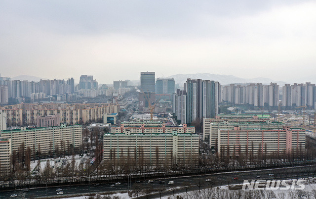 [서울=뉴시스]김병문 기자 = 서울 서초구 한 아파트 단지가 보이고 있다. 2021.01.12. dadazon@newsis.com