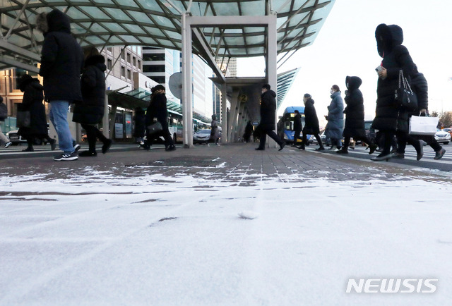 [서울=뉴시스]배훈식 기자 = 서울 아침 최저기온 영하 10도 등 전국 대부분 지역이 영하권의 강추위가 찾아온 17일 오전 서울 영등포구 여의도환승센터에서 두꺼운 옷을 입은 시민들이 출근길 발걸음을 서두르고 있다. 2021.02.17. dahora83@newsis.com