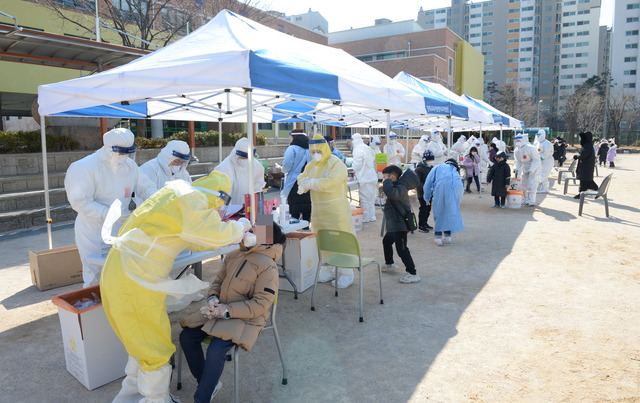 [울산=뉴시스] 배병수 기자 = 울산 중구 초등학교 급식조리사가 신종 코로나 바이러스 감염증(코로나 19) 확진  판정을 받은 18일 오전 해당 초등학교 선별진료소에서 학생들이 코로나19 검사를 받고 있다. 2021.02.18. bbs@newsis.com