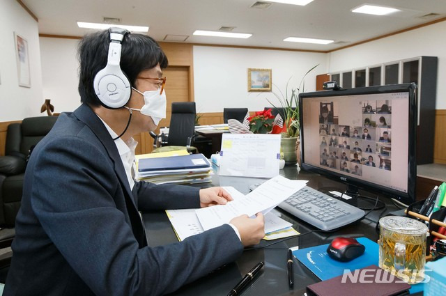 비대면 화상회의 하는 직장인. (사진=뉴시스DB)