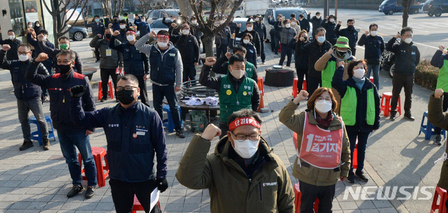 [전주=뉴시스] 김얼 기자 = 민주노총 전북본부 관계자들은 25일 전북 전주시 더불어민주당 전북도당 앞에서 '노동개악 저지 및 전태일 3법 쟁취를 위한 총파업·총력투쟁 전국동시다발 전북대회'를 열고 구호를 외치고 있다. 2020.11.25.pmkeul@newsis.com