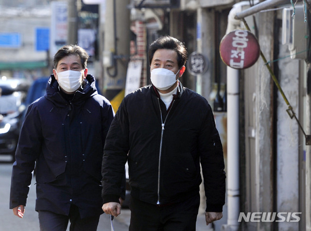 [서울=뉴시스]국회사진기자단 = 오세훈 국민의힘 서울시장 예비후보가 18일 서울 영등포구 문래동 철공소 거리를 방문하고 있다. 2021.02.18. photo@newsis.com