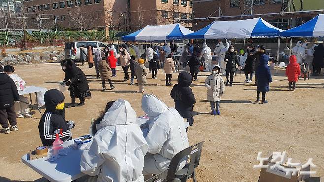 지난 18일 울산 중구 한 초등학교 운동장에 임시 선별진료소가 설치됐다. 이 학교 급식실 종사자 5명이 코로나19 확진 판정을 받았다. 반웅규 기자