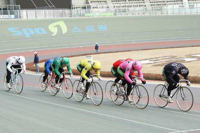 부산지방공단 스포원 경륜 경기. 스포원 제공