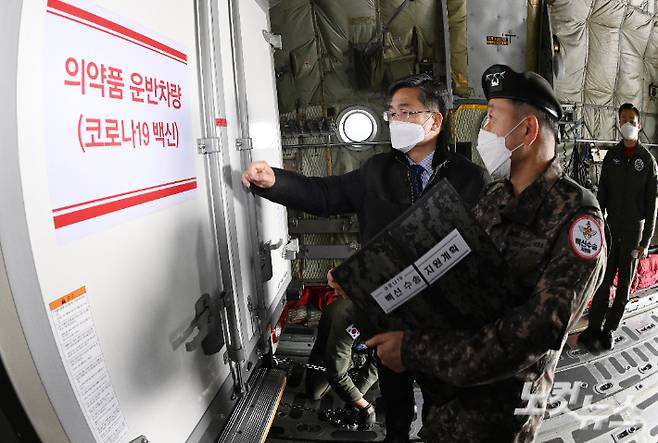 19일 경기도 성남 서울공항에서 열린 백신 유통 제2차 범정부 통합 모의훈련에서 서욱 국방부 장관이 준비상황을 점검하고 있다. 금일 훈련은 도서지역에 대한 민간 항공수송이 제한될 경우 군 항공기에 백신 수송차량을 탑재해 수송하는 훈련이다. 사진공동취재단