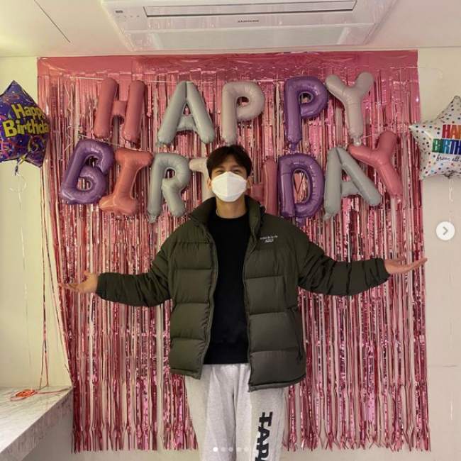Group TVXQ member Changmin has certified his first birthday after marriage.Changmin thanked those who celebrated his birthday on the 18th with his article Thank you for celebrating on his SNS.The photo shows Changmin posing in front of a balloon decorated with Happy Bus Day. Changmin smiles brightly and conveys his joy.In another photo, Changmin is using a mobile phone camera application to certify her birthday using a cone hat and a crown sticker.Changmin marriages a non-entertainer woman younger than last October.Changmin SNS