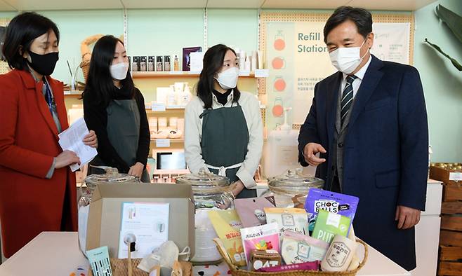 서정협 서울시장 권한대행이 18일 서울 동작구 ‘스페이스 살림’을 방문해 입점 기업의 판매 상품을 둘러보고 있다. 서울시 제공