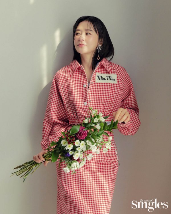 The two men, who were rumored to be typical introverts, attracted attention by completing a duet photocial that was not awkward at all.Kim Young-kwangs aura, which boasted model physicals, was added to the plump image of Choi Kang-hee, who boasts a refreshing visual.Especially, veteran actor, as a model of the main two, I relaxed to the fashion of retro feeling.Actor Choi Kang-hee, who said that the unique setting of meeting me at the age of 17 was fun in Hi? Its me!, said, I wandered a lot while saying How should I live?It was a time when the script was different and very uneasy. On the other hand, I wanted to say I am okay now to myself and I wanted to hear it.I wondered what this drama would be like, what dreams it would give me, and what comfort it would give me. Its a time when you know youre not a genius, and after that time you have had fun facing the scary, she says, still growing.Kim Young-kwang, who started as a model and has been wandering a lot when he entered the path of Acting for the first time, said, I do not know exactly, but it is time to think that there are many things to do in the future.As for the role in the work, Yoo Hyun is a great character.I felt like a character of similar color to me, and I wanted to make it more stereoscopic. When I live my life, I feel like I have grown this much after I have passed, but it seems to be a drama that grows in some way later.I want to know Oh, it was such a drama as it is, he said, and his deep affection for the work was conveyed.Choi Kang-hee & Kim Young-kwangs special couple portrait can be found in the March issue of Singles and on the Singles website.