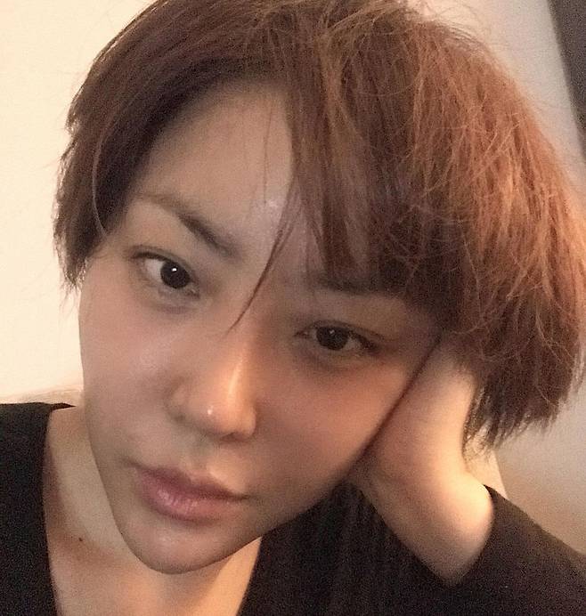 Singer Narsha has reported on the latest.On the 19th, Narsha posted a picture on his Instagram with an article entitled The End of the Canal.Narsha, in the photo, is staring at the camera with her face and her hair tangled, and the radiant skin without any blemishes is shining in the super-neighbor selfie.He said, I have to go to hair haircuts to see if all the protein goes to hair.In the meantime, he laughed, Where is the Selfie Academy? I did my best. Bae Yoon-jung, who is best friend, expressed surprise with the comment Omana.The fans also cheered with the comments such as I wonder how many pictures I have taken and I am so handsome.Meanwhile, Narsha will appear in the comedy drama Special Liar which opens at Baekam Art Hall on the 26th.