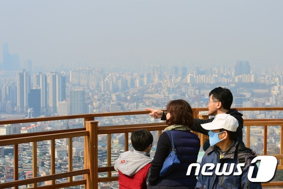 20일 충북·세종지역은 기온이 크게 올라 종일 기온이 영상권에 든다. 미세먼지 농도는 나쁨 수준을 나타낸다. 2021.2.20/© News1 DB