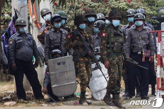20일 미얀마 만달레이시에서 군부 쿠데타 반대 시위대 진압에 나선 무장경찰들 사이로 저격용 소총을 둔 군인(가운데)의 모습도 보인다.© AFP=뉴스1