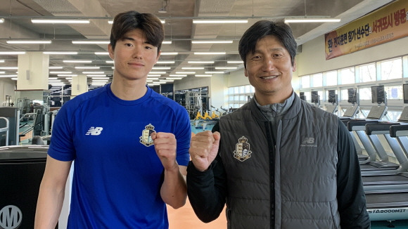 이상민(왼쪽)과 정정용 감독. 서울 이랜드 FC 제공