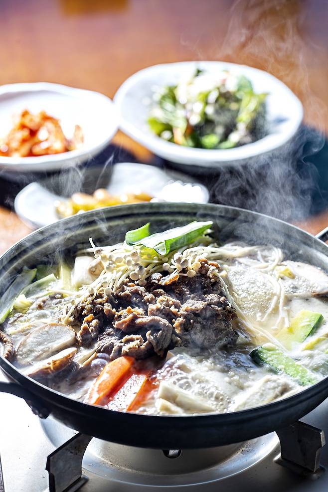 강원도 속초 척산온천 부근 복합 문화 공간 ‘설악산책’ 1층에 있는 ‘화반’의 버섯전골. / 김종연 영상미디어 기자