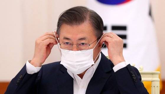 문재인 대통령이 19일 오전 청와대 본관에서 열린 더불어민주당 지도부 초청 간담회에서 마스크를 쓰고 있다. 연합뉴스