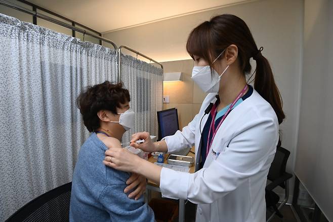 지난 9일 서울 중구 국립중앙의료원 종합암예방접종센터에서 열린 백신 접종 모의 훈련에서 의료진이 훈련 참가자에게 백신을 접종하고 있다. 사진공동취재단