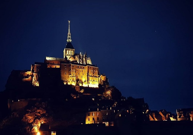 몽생미셸의 야경. 수도원과 마을에 불빛이 밝혀졌다. /사진=송경은 기자