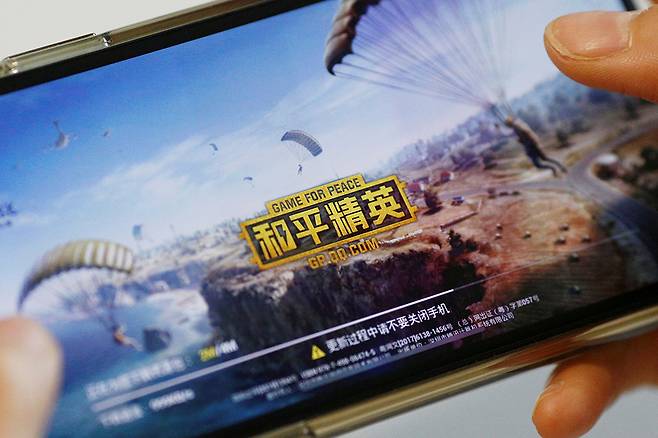 중국 게임사 텐센트가 국내 게임사 크래프톤의 배틀그라운드 IP를 제공받아 개발한 것으로 알려진 게임 화평정영. /사진=로이터