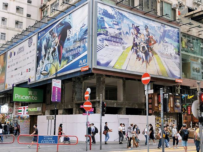 중국 게임 원신은 PC·콘솔·모바일 등 다양한 플랫폼을 지원하는 차별점을 두면서 엄청난 흥행을 거뒀다. 사진은 홍콩 거리에 걸린 원신 광고판. /사진=로이터
