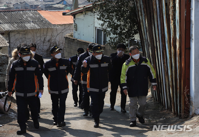 [인천=뉴시스] 김동영 기자 = 지난 19일 오전 이일 인천소방본부장이 인천 계양구 효성동에 위치한 소규모 공장 밀집지역 ‘보람농장’을 방문해 소방안전관리 실태와 소방시설 현황 등을 확인하고 있다. 2021. 2.20. (사진=인천소방본부 제공)