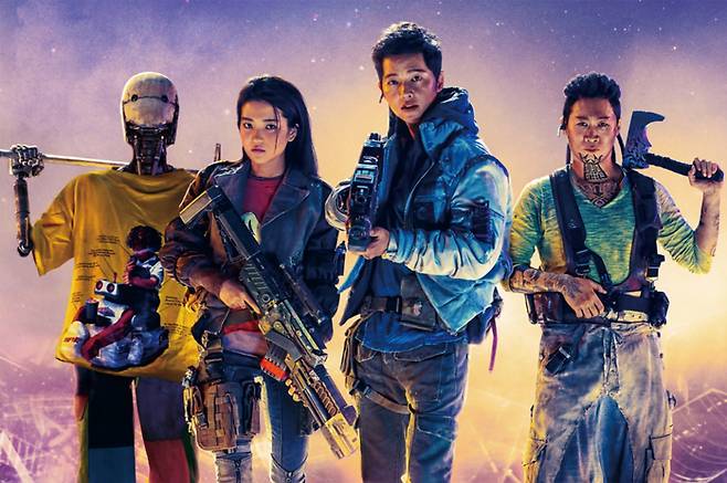 넷플릭스 영화 《승리호》의 한 장면, 왼쪽부터 업동이(유해진), 장선장(김태리), 태호(송중기), 타이거 박(진선규)ⓒ넷플릭스 제공