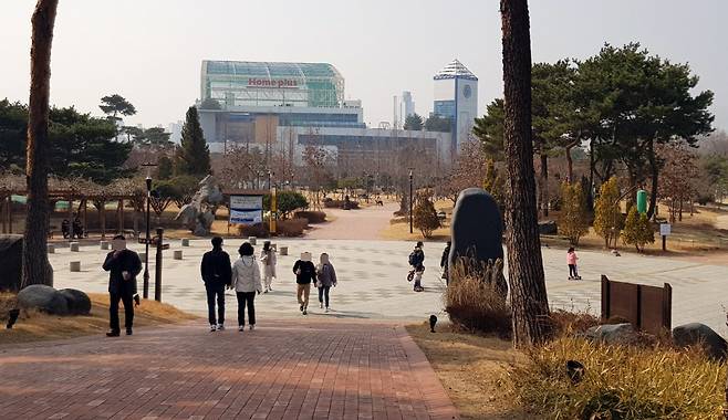 공원 산책하는 시민들 [연합뉴스 자료사진]