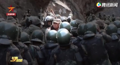 중국 측이 공개한 지난해 6월 중국과 인도간 국경충돌 장면으로, 교섭에 나섰던 중국군이 다수의 인도군에 둘러싸여있는 모습. [CCTV 캡처. 재판매 및 DB 금지]
