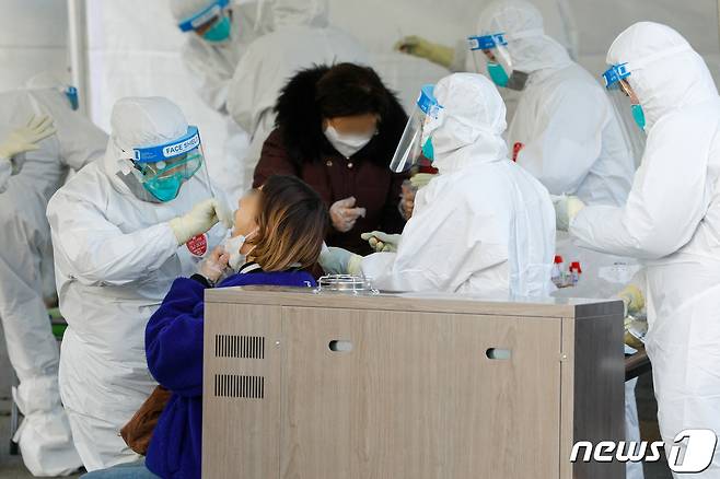 집단감염이 발생한 경기 남양주 진관산업단지 이동검사소에서 의료진들이 검체채취를 하고 있다./뉴스1 © News1 안은나 기자